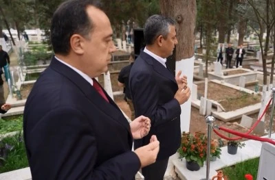 CHP Genel Başkanı Özel’den Ferdi Zeyrek’in kabrine ziyaret