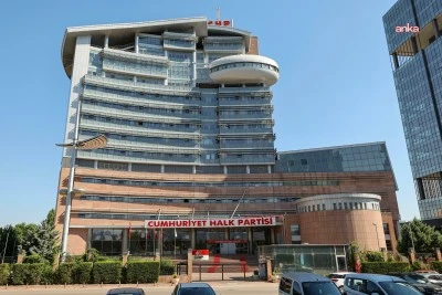 CHP İstanbul’a geçici kurul: Gürsel Tekin polis eşliğinde binada