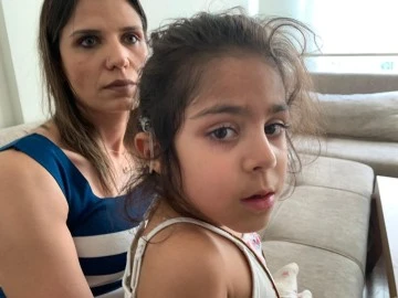 Çocuğunun işitme cihazını her yerde arıyor