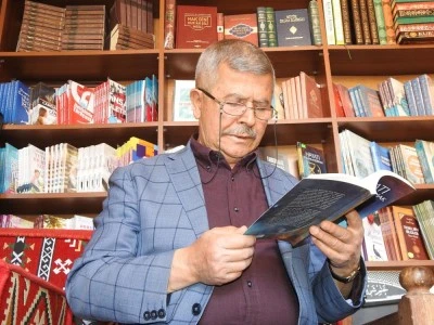 Çocukken başladığı okuma tutkusunu 60 yıldır sürdürüyor