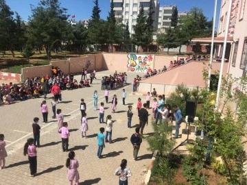 ÇOCUKLAR 23 NİSAN BAYRAMI PROVALARINI SÜRDÜRÜYOR
