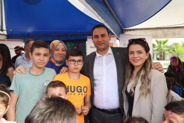 Çocuklar ile kortej yürüyüşü