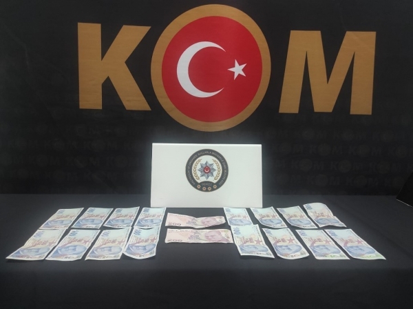 Çocuklara sahte parayla alışveriş saptırdılar
