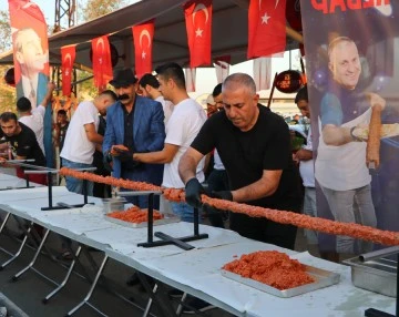 Cumhuriyet'in 100. yılını 100 metrelik boru kebapla kutladı