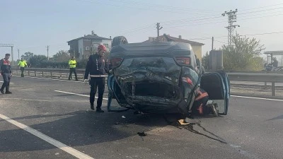 D-650 Pamukova’da otomobil takla attı: 2 yaralı