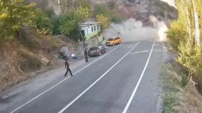 Dağdan kopan dev kaya parçası faciayı teğet geçti: O anlar kamerada