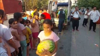 Davul zurna ile 7 ton ücretsiz karpuz dağıttı