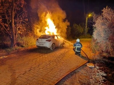 Defne’de otomobil alev aldı: Araç hurdaya döndü