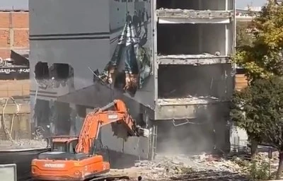 Deprem Bölgesinde Kontrollü Yıkım Anları Kamerada