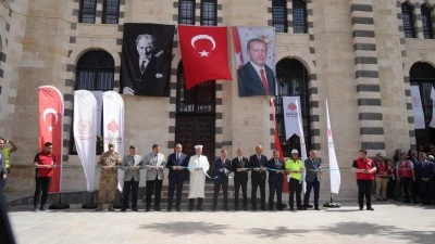 Depremde hasar alan tarihi cami yeniden ibadete açıldı
