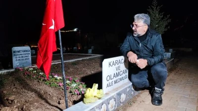 Depremde t&uuml;m ailesini kaybeden baba, 04.17'de mezar başında g&ouml;zyaşlarına boğuldu