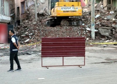 Depremden hasar gören yapıların yıkımı devam ediyor