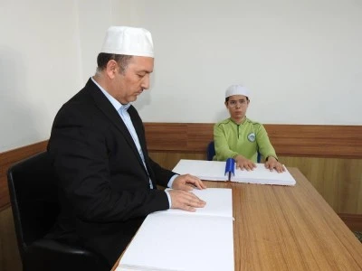 Depremzede genç, karanlık dünyasını Kur'an-ı Kerim ile aydınlattı