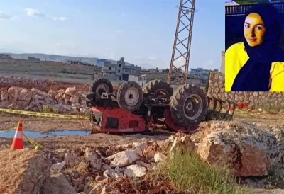 Devrilen traktörün altında kalan 2 çocuk annesi öldü