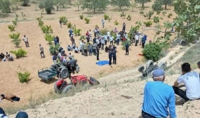 Devrilen traktörün altında kalan 22 yaşındaki sürücü hayatını kaybetti