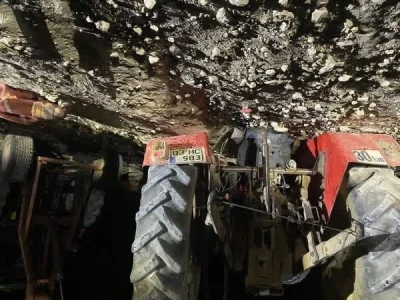 Devrilen traktörün altında kalan sürücü hayatını kaybetti