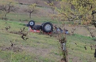 Devrilen traktörün altında kalan sürücü hayatını kaybetti