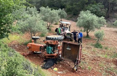 Devrilen traktörün altında kalan yaşlı kadın hayatını kaybetti