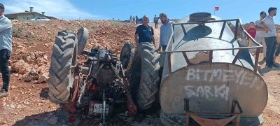 Devrilen traktörün altında kaldı