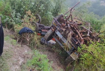 Devrilen traktörün sürücüsü hayatını kaybetti