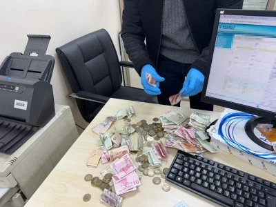Dilencinin &uuml;zerinden &ccedil;ıkan para say say bitmedi