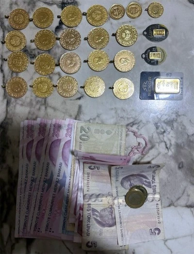 Dilencinin üzerinden kuyumcu dükkanı çıktı!