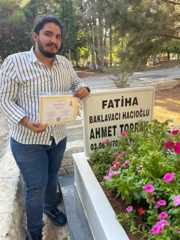 DİPLOMASINI ALDI, BABASINI MEZARINA KOŞTU
