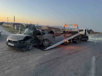 Direğe çarpan otomobilin sürücüsü öldü