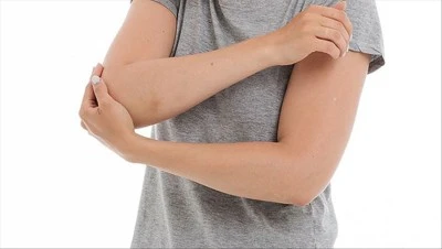 Dirsek ağrısının sessiz nedeni: Tenis&ccedil;i dirseği