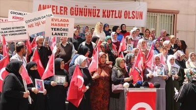 Diyarbakır anneleri &quot;Anneler Günü&quot;nde de evlat nöbetinde