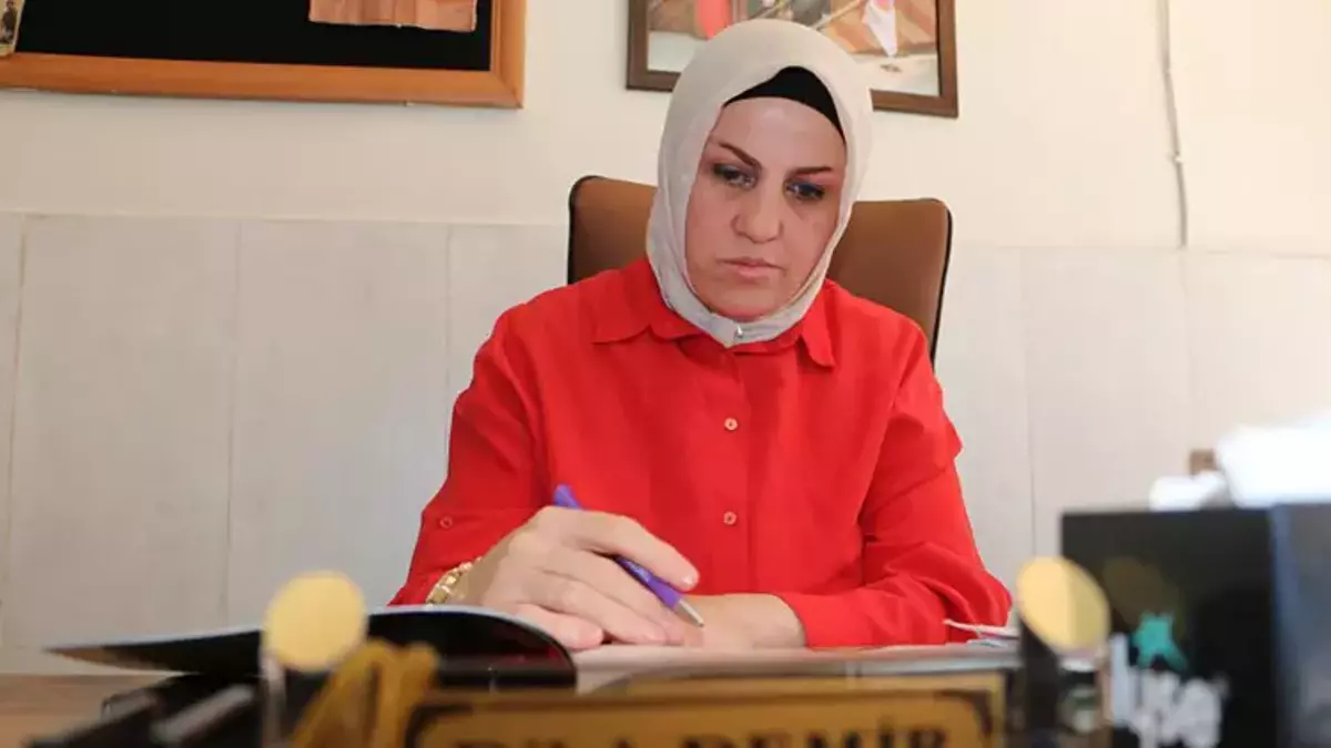 Diyarbakır’da 53 yaşındaki kadın muhtar üniversiteli oldu