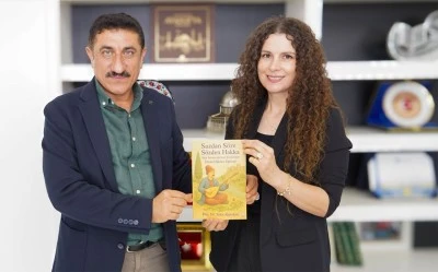 Doç. Dr. Alptekin, Rektör Akman’a kitabını takdim etti