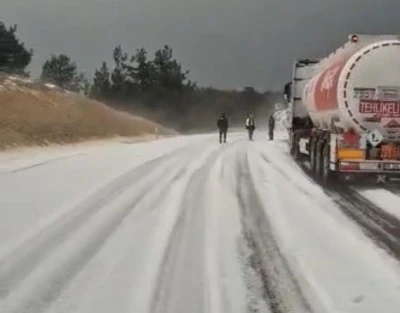 Dolu etkili oldu, karayolu trafiğe kapandı