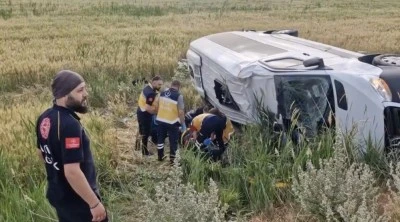 Düğün dönüşü kaza minibüs devrildi: 17 yaralı