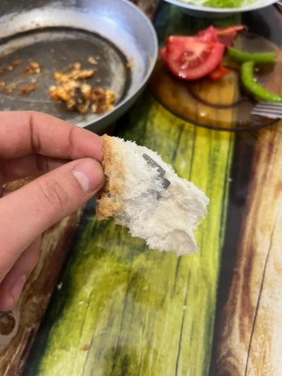 Ekmeğin i&ccedil;inden &ccedil;ıkanı g&ouml;r&uuml;nce şok oldu