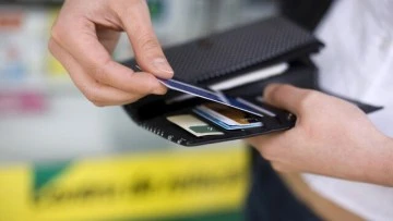El çantasında bulunan para, banka kartları ve telefonu çalındı