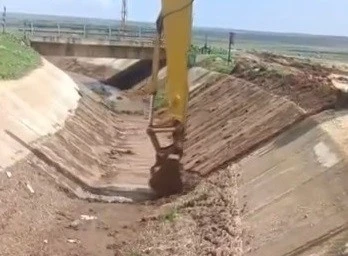  Elbeyli&rsquo;de Sulama Kanaları Temizlendi  