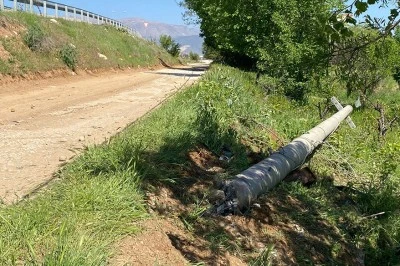 Elektrik direğine çarpan otomobil hurdaya döndü; 2 ölü 1 yaralı