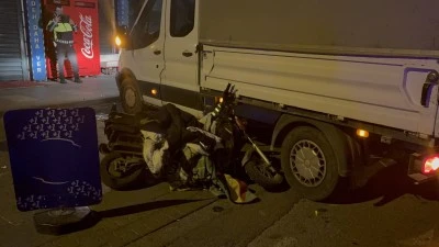 Elektrikli Bisiklet Kamyonetin Altına Girdi: 1 Yaralı