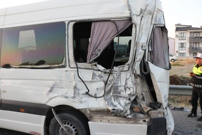Emniyet şeridindeki işçi servisine kamyon çarptı