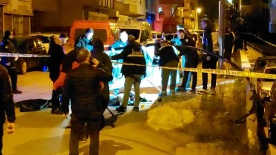 Eşini sokak ortasında öldürdü