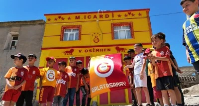 Evinin dış cephesini sarı-kırmızıya boyatıp, 5. yıldızı ekledi