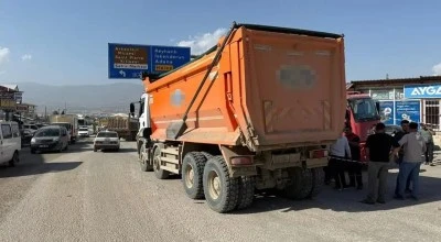 Feci kaza: 71 yaşındaki adam kamyonun altında can verdi