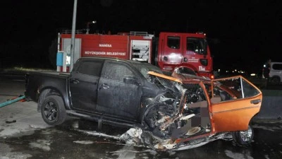 Feci kaza! Kamyonetle otomobil çarpıştı: 5 ölü, 6 yaralı