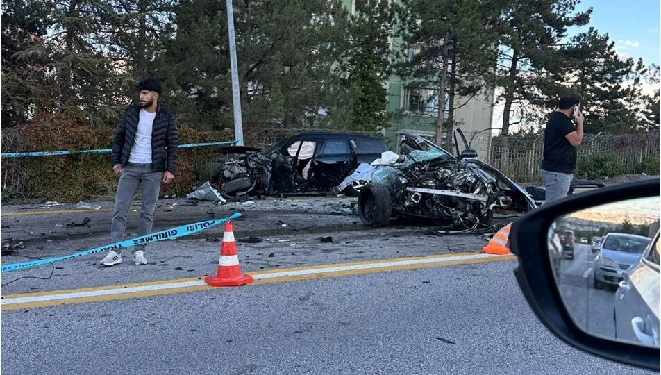 Feci kaza: Otomobil ikiye ayrıldı