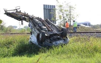 Feci kaza: Özel hemzemin geçitte tren kamyonete çarptı!