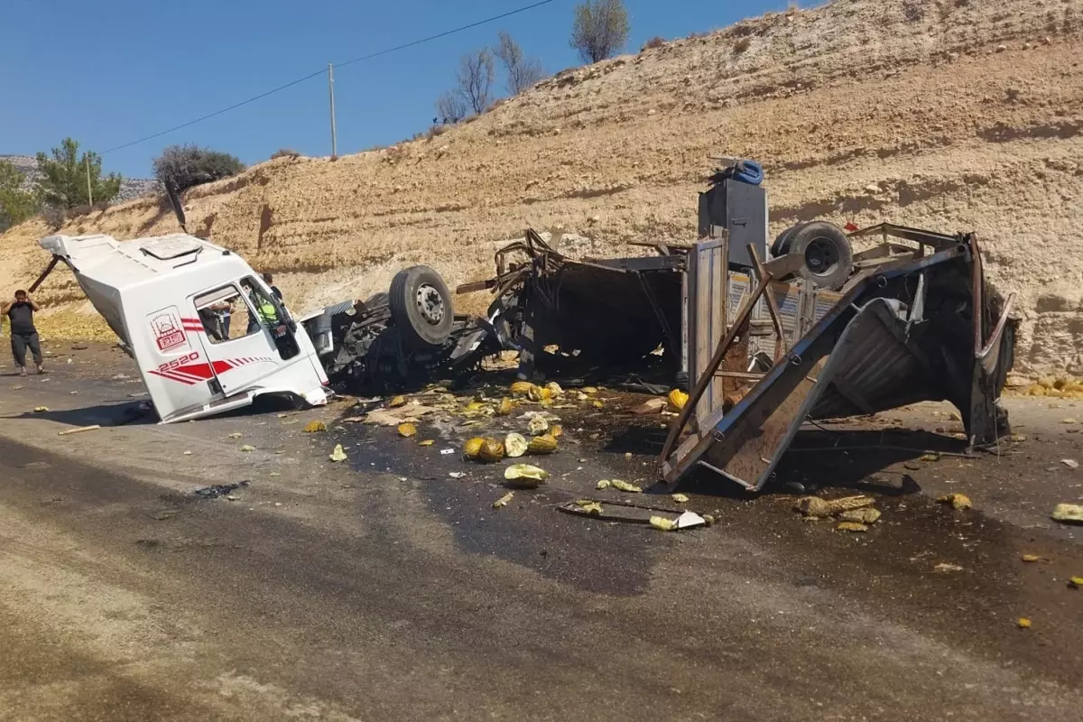 Feci kaza! Tır ile otobüs çarpıştı: 3 ölü, 7 yaralı