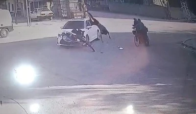 Feci motosiklet kazası: Sürücü savrulup yaşlı çiftin üzerine düştü