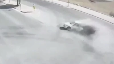 Feci KAZA! Kırmızı ışıkta beklerken arabasını dümdüz etti
