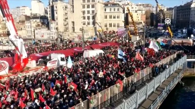 Filistin'e destek i&ccedil;in y&uuml;z binler Galata K&ouml;pr&uuml;s&uuml;'nde buluştu